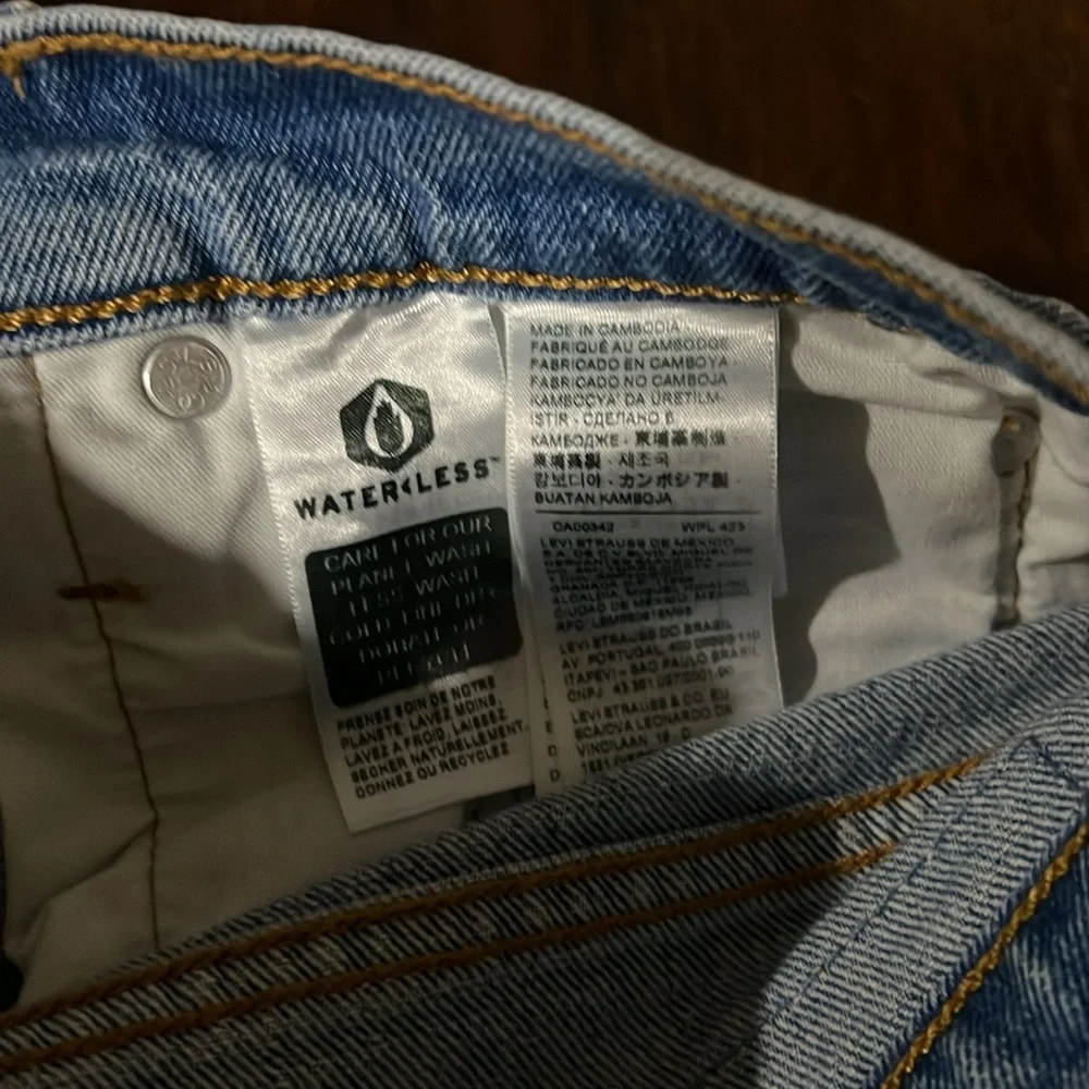 LEVI'S 501 Women's Shorts High Rise Buttoned Fly Distressed Mid Wash M - Picture 11 of 12